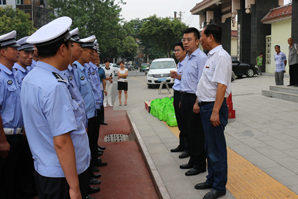 縣委副書記、縣長鐘偉慰問一線執勤交警.JPG